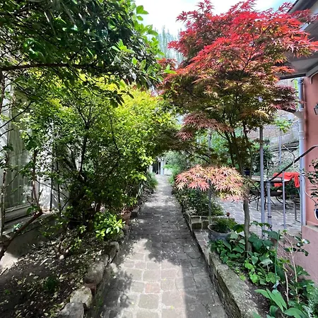 Le Grand Maulnes Bed & Breakfast 4*